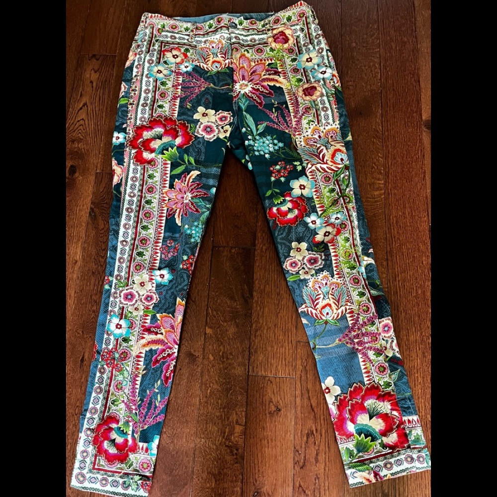 JOHNNY WAS FLORAL JEANS SIZE 6 like new